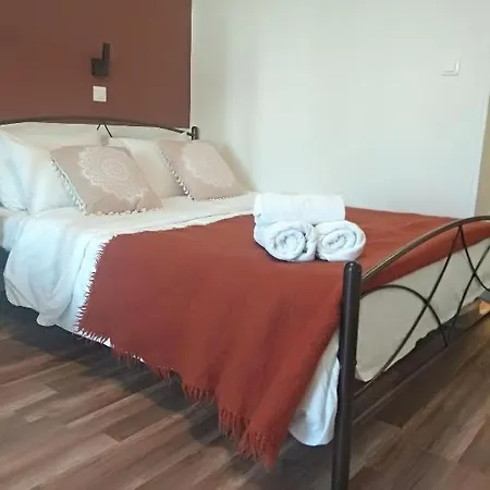 Karavos فندق